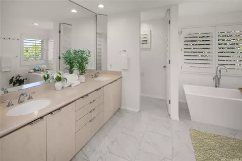Bath - 626 Kahiau Loop, Honolulu, HI 96821 photo 1 of 4