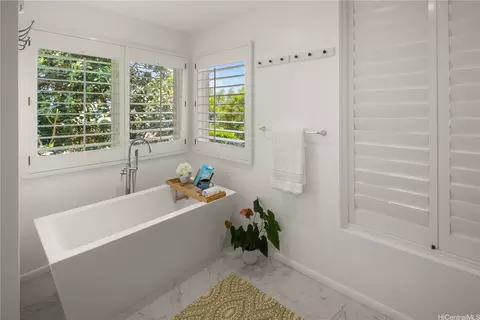 Bath - 626 Kahiau Loop, Honolulu, HI 96821 photo 2 of 4
