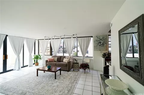 2410 Cleghorn St #502, Honolulu, HI 96815