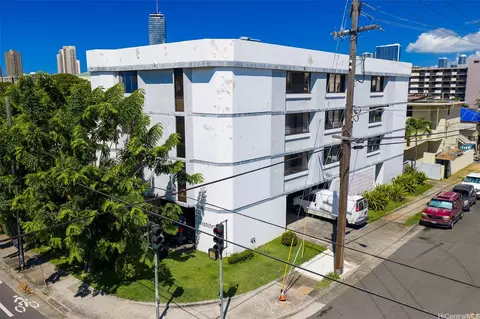 922 Mccully St, Honolulu, HI 96826