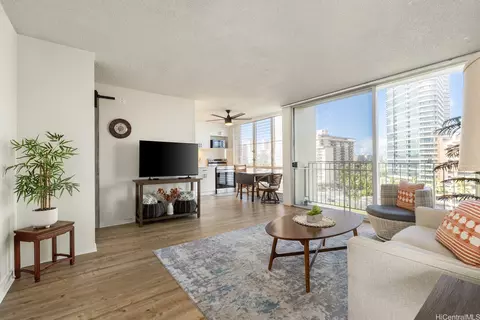 620 Mccully St #901, Honolulu, HI 96826