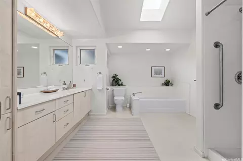 Bath - 912 Hao St, Honolulu, HI 96821 photo 3 of 5