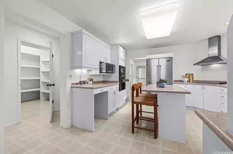 Kitchen - 912 Hao St, Honolulu, HI 96821 photo 1 of 2