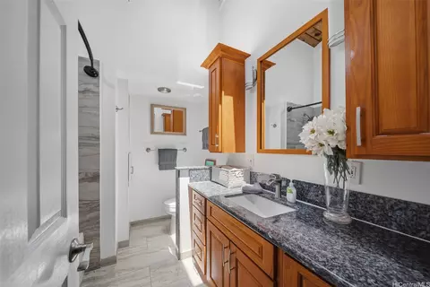 Bath - 1011 Luaole Pl, Honolulu, HI 96818 photo 2 of 3