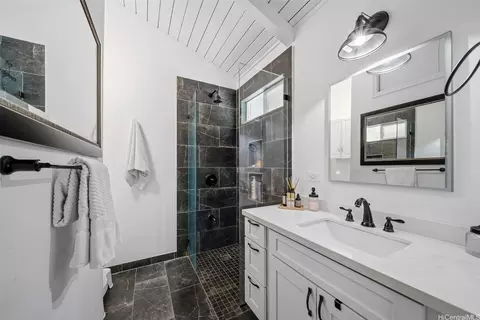 Bath - 1011 Luaole Pl, Honolulu, HI 96818 photo 1 of 3