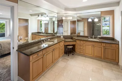 Bath - 5609 Poola St #A, Honolulu, HI 96821 photo 1 of 4