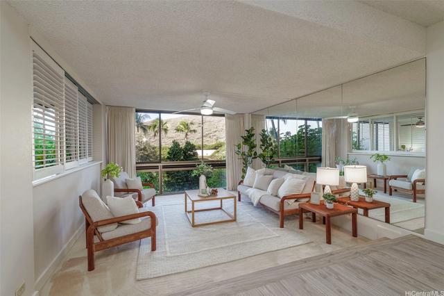521 Hahaione St #2/4F, Honolulu, HI 96825