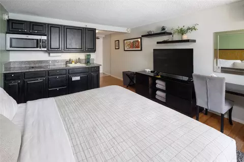 445 Seaside Ave #815, Honolulu, HI 96815