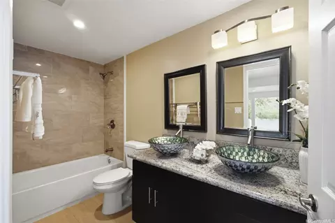 Bath - 920 Leighton St, Honolulu, HI 96821 photo 3 of 3