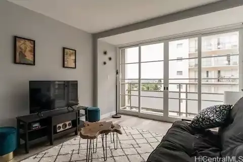 445 Kaiolu St #812, Honolulu, HI 96815
