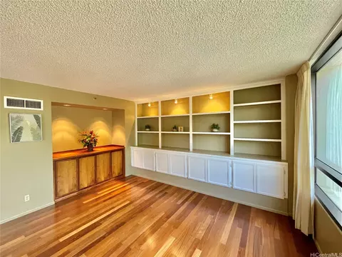 1525 Wilder Ave #504, Honolulu, HI 96822