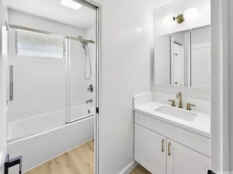 Bath - 809 Ailuna St, Honolulu, HI 96821 photo 3 of 3