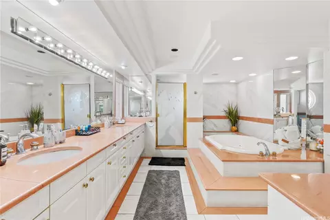Bath - 671 Kahiau Loop, Honolulu, HI 96821 photo 1 of 3