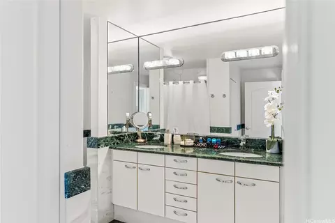 Bath - 671 Kahiau Loop, Honolulu, HI 96821 photo 2 of 3