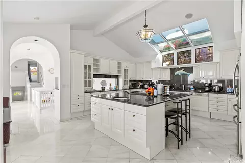 Kitchen - 671 Kahiau Loop, Honolulu, HI 96821 photo 2 of 2