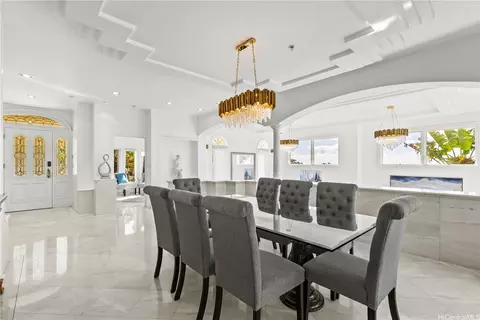 Dining - 671 Kahiau Loop, Honolulu, HI 96821 photo 1 of 2