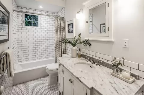 Bath - 4315 Panini Loop #A, Honolulu, HI 96816 photo 1 of 2