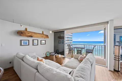 3056 Kalakaua Ave #PHW, Honolulu, HI 96815