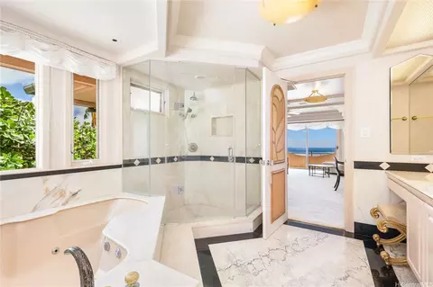 Bath - 509 Moaniala St, Honolulu, HI 96821 photo 2 of 3