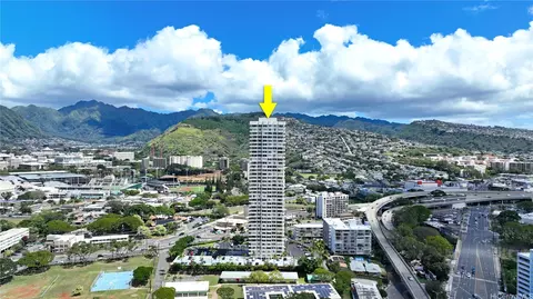 2825 S King St #201, Honolulu, HI 96826