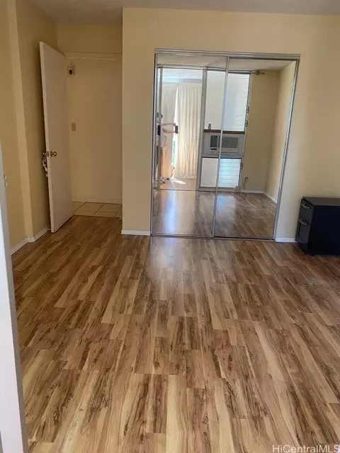 620 Mccully St #502, Honolulu, HI 96826