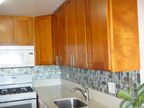 2452 Tusitala St #1207, Honolulu, HI 96815