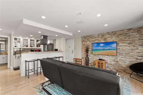 2442 Kuhio Ave #1102, Honolulu, HI 96815