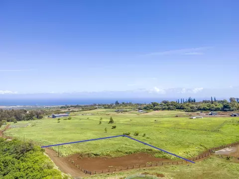 2450 Baldwin Ave #B, Makawao, HI 96768