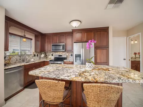 916 Kahoku Pl, Kihei, HI 96753