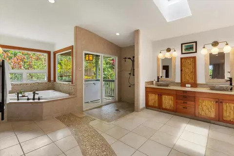 Bath - 60 Koolau Rd, Haiku, HI 96708 photo 2 of 6