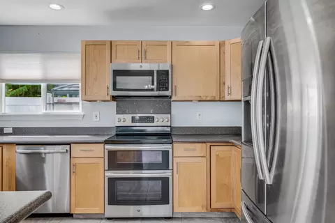 Kitchen - 178 Molehulehu Loop, Kahului, HI 96732 photo 2 of 4