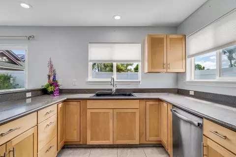 Kitchen - 178 Molehulehu Loop, Kahului, HI 96732 photo 3 of 4