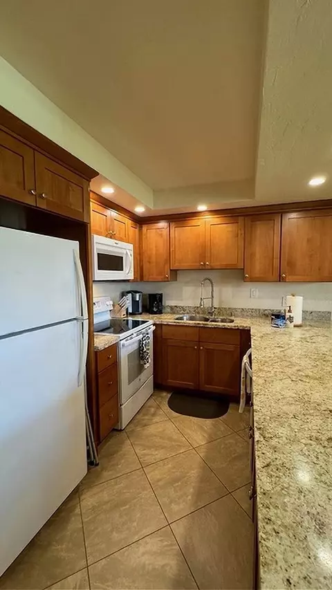 Kitchen - 3543 Lower Honoapiilani Rd #E-307, Lahaina, HI 96761 photo 2 of 2