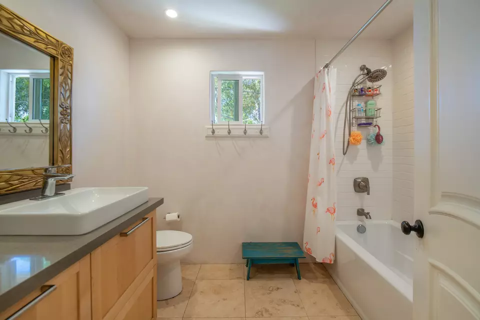 Bath - 84 Loha St UNIT C, Makawao, HI 96768 photo 3 of 5