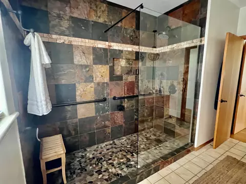 Bath - 5791 Lower Kula Rd, Kula, HI 96790 photo 2 of 5