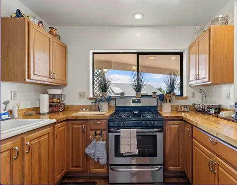 Kitchen - 5791 Lower Kula Rd, Kula, HI 96790 photo 6 of 8