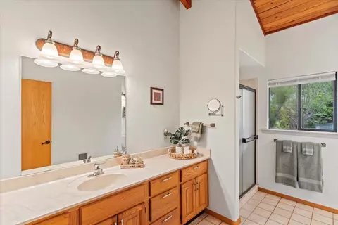 Bath - 5791 Lower Kula Rd, Kula, HI 96790 photo 3 of 5
