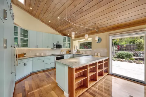 Kitchen - 1461 Naalae Rd, Kula, HI 96790 photo 4 of 5