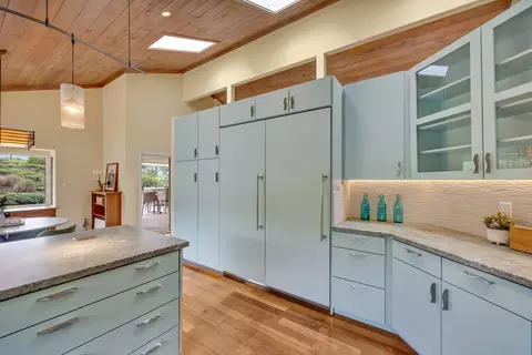 Kitchen - 1461 Naalae Rd, Kula, HI 96790 photo 3 of 5