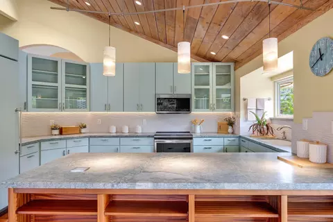 Kitchen - 1461 Naalae Rd, Kula, HI 96790 photo 2 of 5