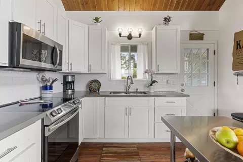 Kitchen - 10 Meakoho Pl, Kula, HI 96790 photo 5 of 6