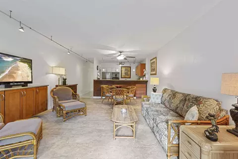 Living - 4242 Lower Honoapiilani Rd #E 210, Lahaina, HI 96761 photo 4 of 4
