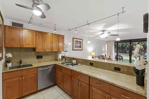 Kitchen - 4242 Lower Honoapiilani Rd #E 210, Lahaina, HI 96761 photo 6 of 9