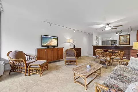 Living - 4242 Lower Honoapiilani Rd #E 210, Lahaina, HI 96761 photo 2 of 4