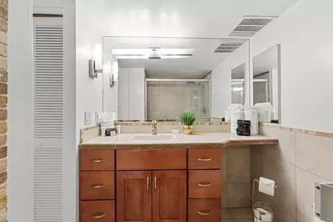 Bath - 4242 Lower Honoapiilani Rd #E 210, Lahaina, HI 96761 photo 4 of 4