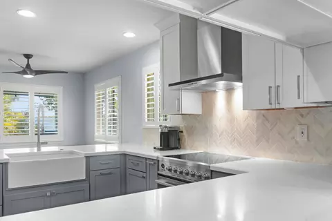 Kitchen - 129 Molehulehu Loop, Kahului, HI 96732 photo 7 of 9