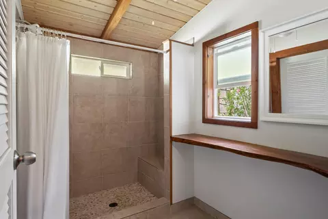Bath - 323 W Kuiaha Rd, Haiku, HI 96708 photo 2 of 3