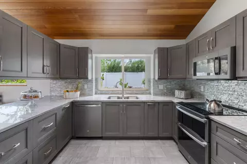 Kitchen - 39 Ka Dr, Kula, HI 96790 photo 1 of 3