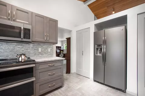 Kitchen - 39 Ka Dr, Kula, HI 96790 photo 2 of 3