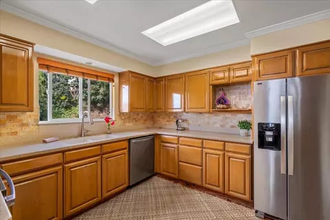 Kitchen - 35 Kau St, Kula, HI 96790 photo 2 of 2